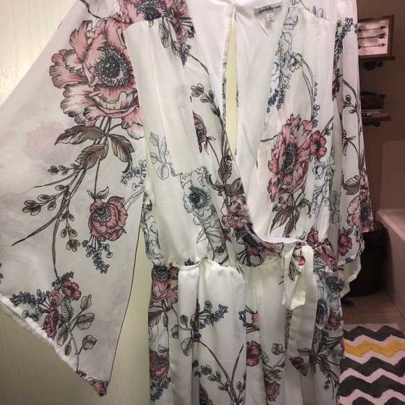 Floral romper with bell sleeves size small - Picture 6 of 8